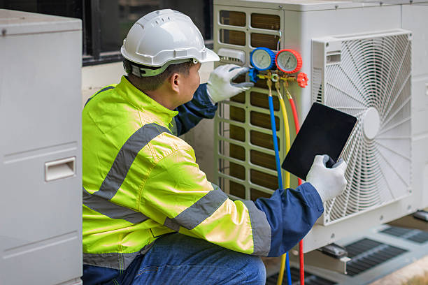 Professional Hvac technician working in Cortland, OH